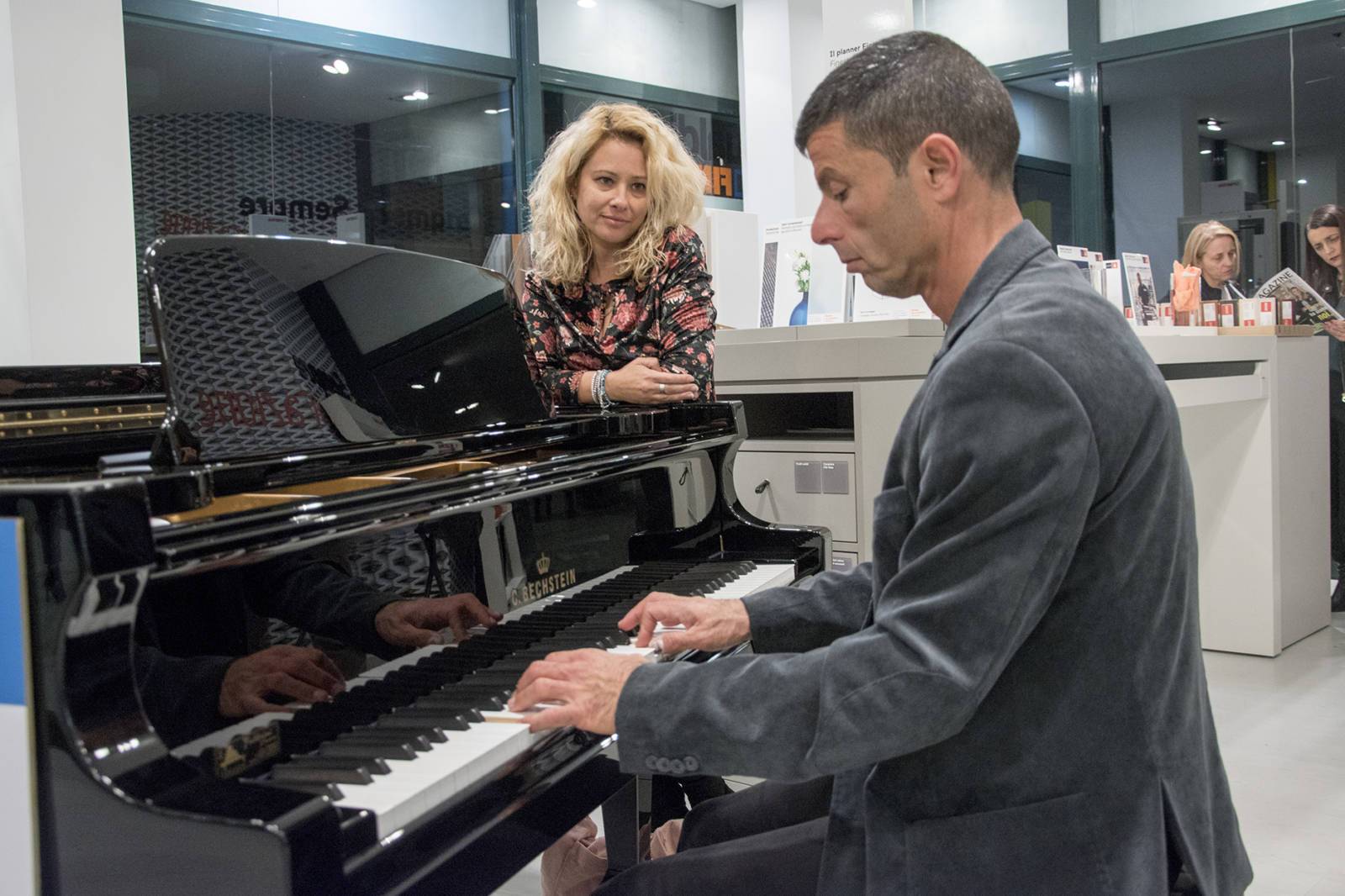 Simone Pavone, pianista presente all'inaugurazione del Primo Studio Partner Finstral d'Abruzzo